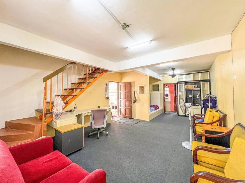 2-storey Terraced House for Sale in Taman Tasik Semenyih (Semenyih) - Azli Ibrahim - Living Room - PropertyGuru.com.my