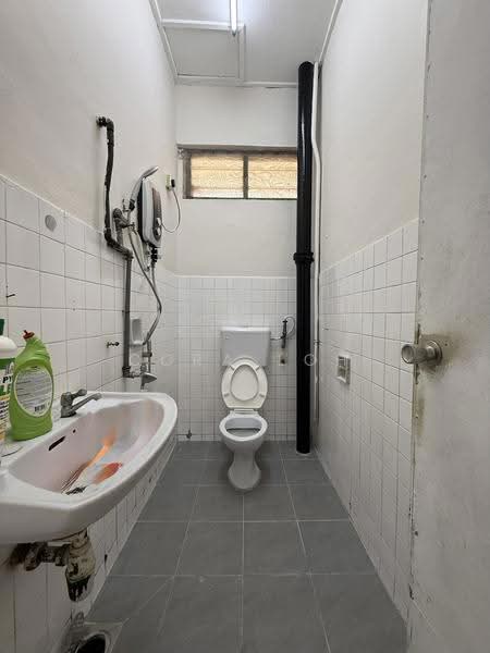 Semi-Detached House for Rent in Taman Pelangi (Johor Bahru) - Cora Loh - Bathroom - PropertyGuru.com.my