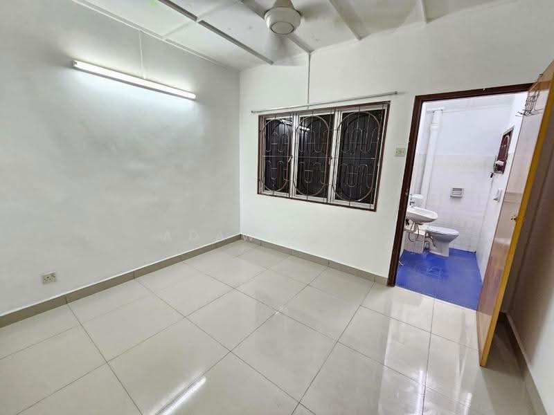 2-storey Terraced House for Rent in SS14 (Subang Jaya) - Adaw Zain - Bathroom - PropertyGuru.com.my