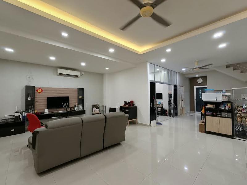 2-storey Terraced House for Sale in Bandar Putra Kulai (Kulai) - Weinie Chon - Living Room - PropertyGuru.com.my