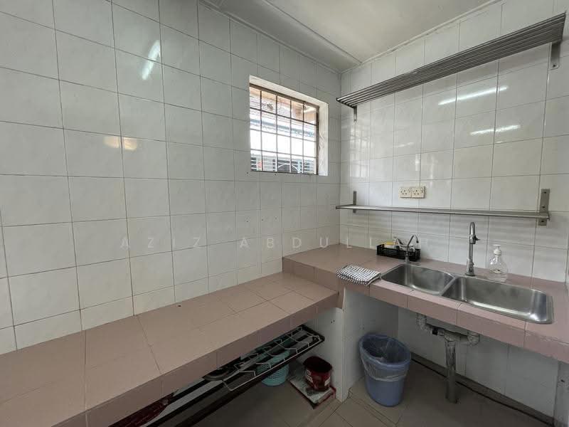 1.5-storey Terraced House for Sale in Usj 2 (Subang Jaya) - Aziz Abdullah - Kitchen - PropertyGuru.com.my