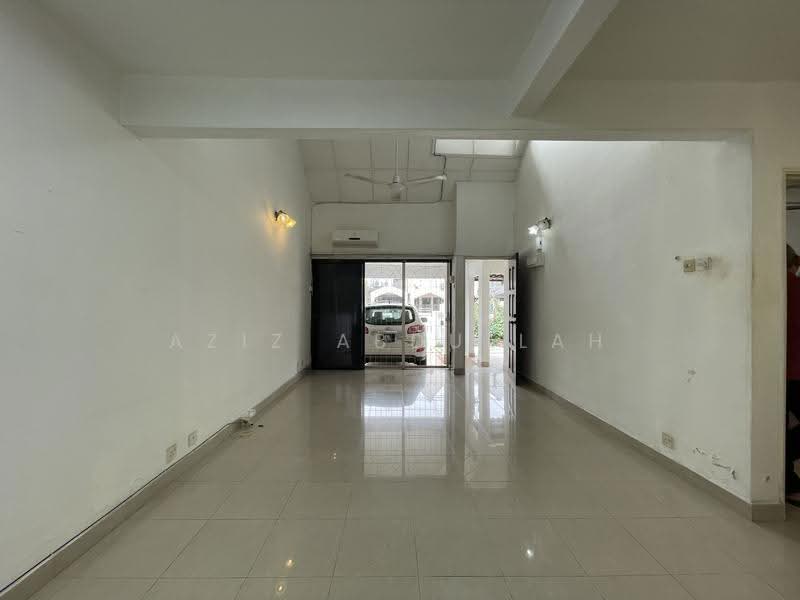 1.5-storey Terraced House for Sale in Usj 2 (Subang Jaya) - Aziz Abdullah - Living Room - PropertyGuru.com.my