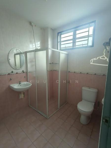 3-storey Terraced House for Sale in Taman D'Utama (Johor Bahru) - Kuu Chin - Bathroom - PropertyGuru.com.my