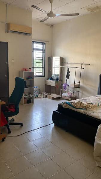 3-storey Terraced House for Sale in Taman D'Utama (Johor Bahru) - Kuu Chin - Bedroom - PropertyGuru.com.my