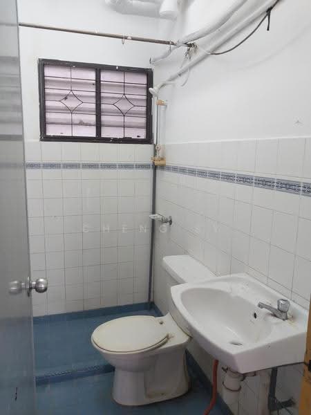Pangsapuri untuk Dijual di Akasia Apartment - Cheng SY - Bathroom - PropertyGuru.com.my