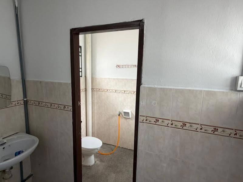 2-storey Terraced House for Sale in Taman Putri Kulai (Kulai) - Kevin Ho - Bathroom - PropertyGuru.com.my