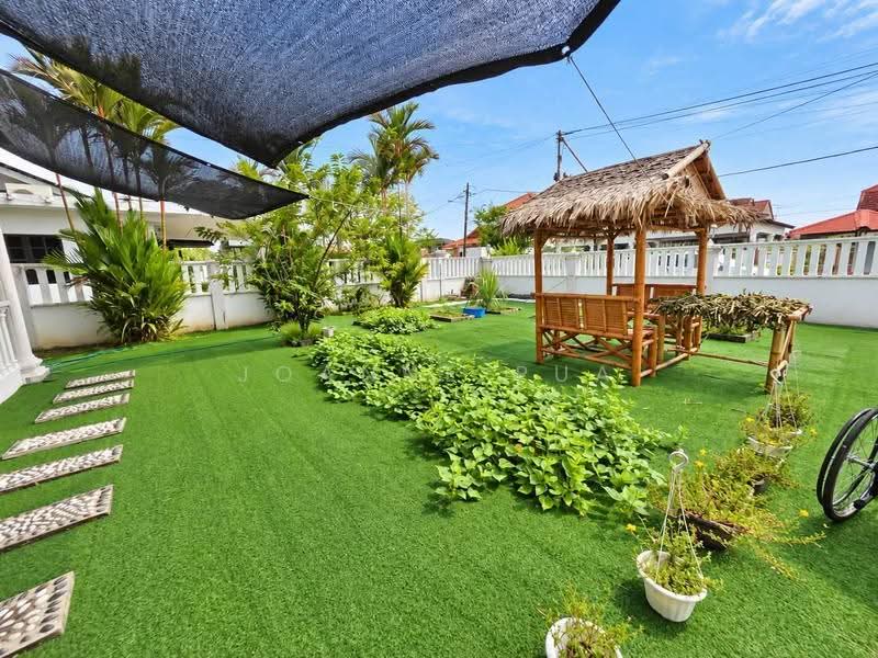 Bungalow House for Sale in Teluk Pulai (Klang) - Joanne Pua - Garden - PropertyGuru.com.my