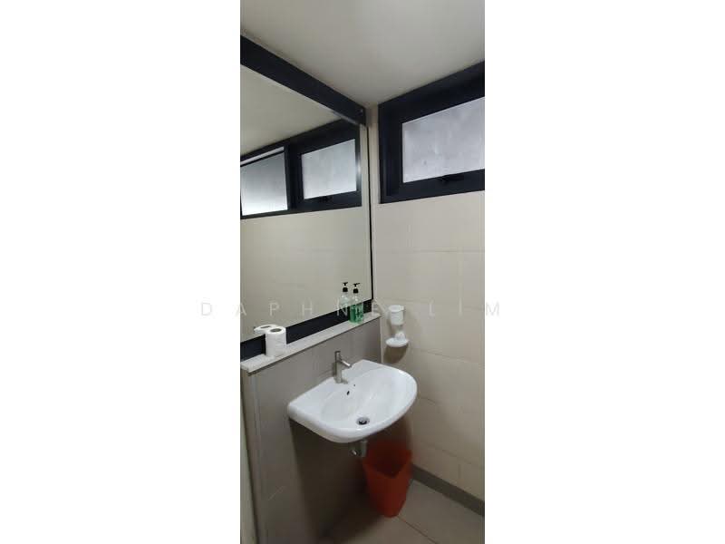 Kediaman Servis untuk Dijual di Tamarind Suites - Daphne Lim - Bathroom - PropertyGuru.com.my