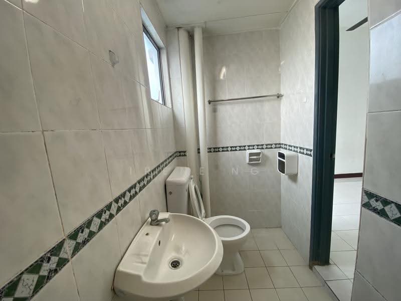 Pangsapuri untuk Dijual di Plaza Serdang Raya - Irene Ng - Bathroom - PropertyGuru.com.my