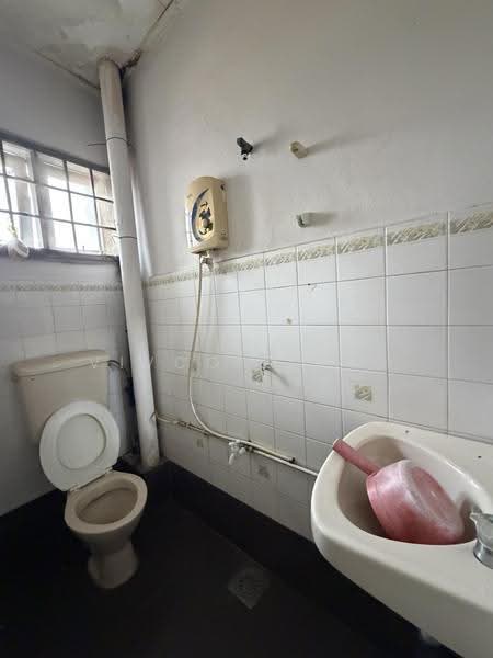 Rumah Teres 2-Tingkat untuk Dijual di Taman Desa Cemerlang (Ulu Tiram) - Vivco Liang - Bathroom - PropertyGuru.com.my