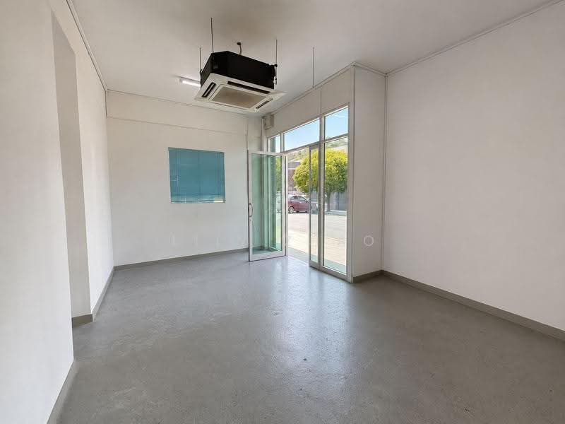 Ground floor Showroom