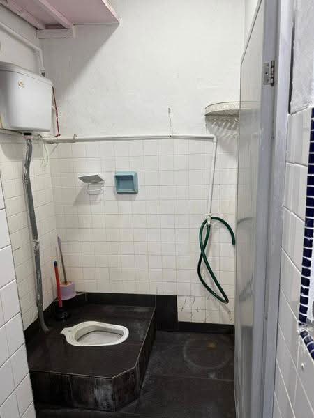 Rumah Flat untuk Disewa di Flat Taman Ungku Tun Aminah - Nicholas Low - Bathroom - PropertyGuru.com.my