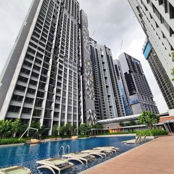 Kediaman Servis untuk Dijual di Millerz Square Serviced Residence - Emily Tai - Exterior - PropertyGuru.com.my