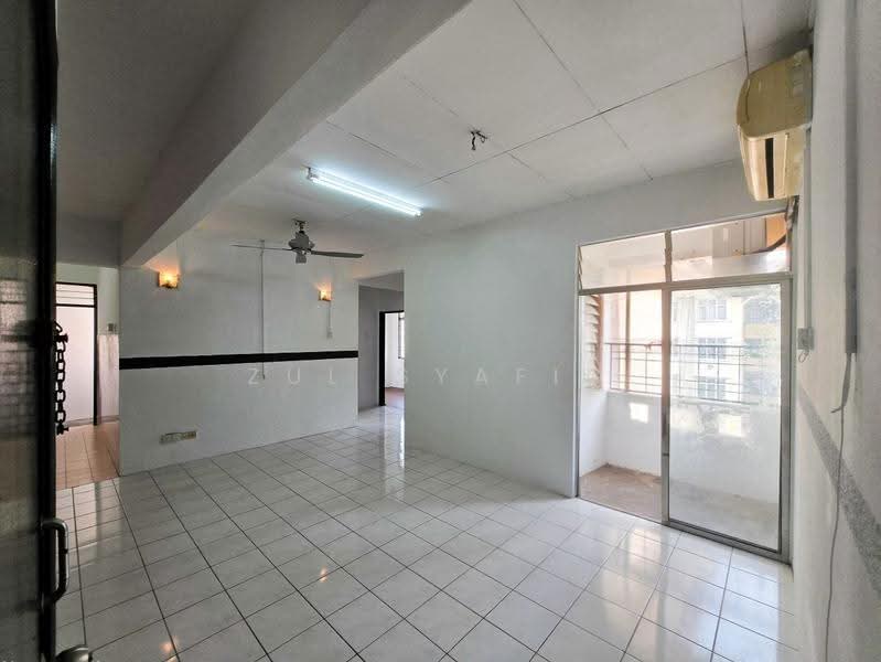 Pangsapuri untuk Dijual di Sri Puteri - Zul Syafiq - Living Room - PropertyGuru.com.my