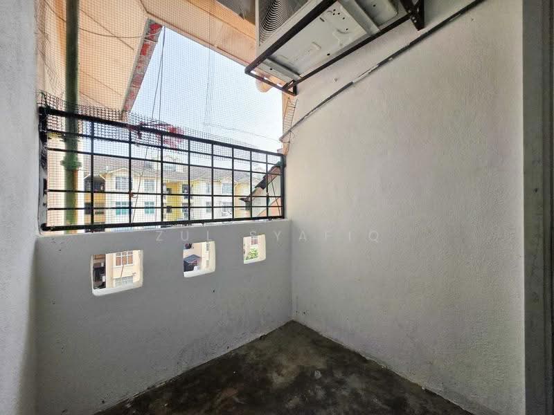 Pangsapuri untuk Dijual di Sri Puteri - Zul Syafiq - Balcony - PropertyGuru.com.my