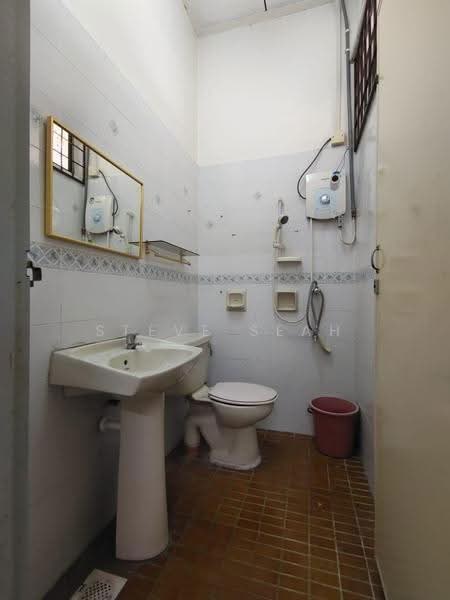 1-storey Terraced House for Rent in Taman Daya (Johor Bahru) - Steve Seah - Bathroom - PropertyGuru.com.my