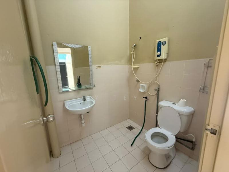 2-storey Terraced House for Rent in Taman Mount Austin (Tebrau) - YY Tey - Bathroom - PropertyGuru.com.my