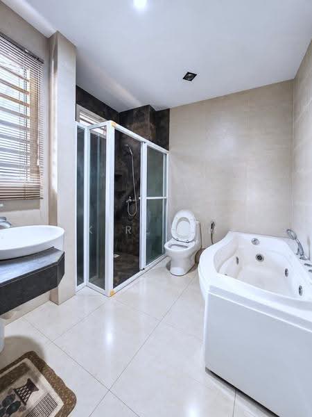 Rumah Berkembar untuk Dijual di Taman Pelangi (Johor Bahru) - Karl Lim - Bathroom - PropertyGuru.com.my