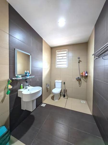 Rumah Berkembar untuk Dijual di Taman Pelangi (Johor Bahru) - Karl Lim - Bathroom - PropertyGuru.com.my