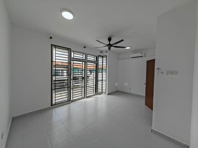 Rumah Teres 2-Tingkat untuk Dijual di Taman Pulai Mutiara (Iskandar Puteri (Nusajaya)) - Iden Tan - Living Room - PropertyGuru.com.my