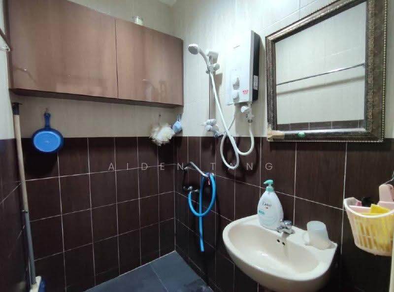 1-storey Terraced House for Sale in Taman Johor Jaya (Johor Bahru) - Aiden Tang - Bathroom - PropertyGuru.com.my