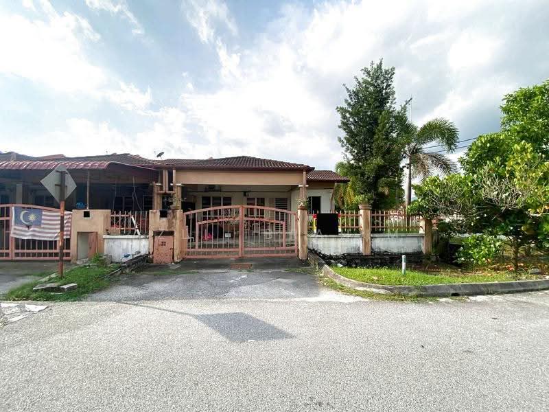 1-storey Terraced House for Sale in Taman Pelangi Semenyih (Semenyih) - Azli Ibrahim - Exterior - PropertyGuru.com.my