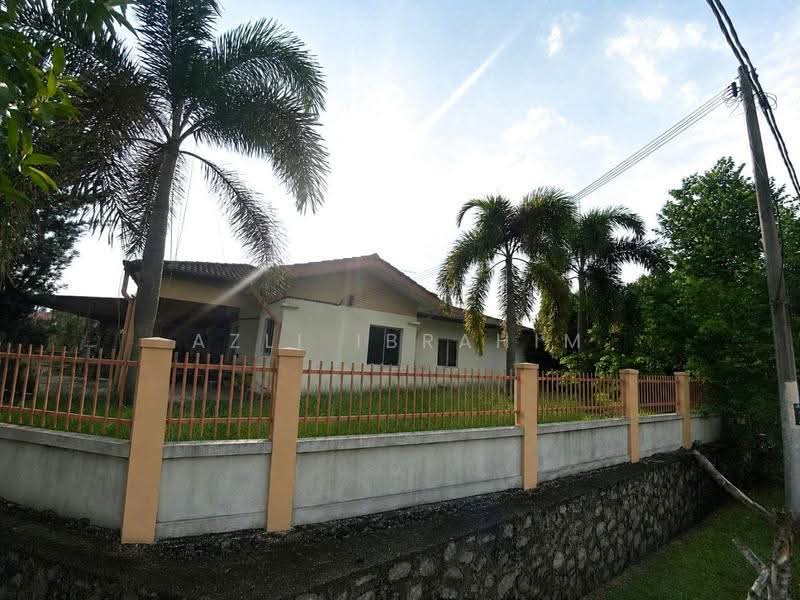 1-storey Terraced House for Sale in Taman Pelangi Semenyih (Semenyih) - Azli Ibrahim - Exterior - PropertyGuru.com.my