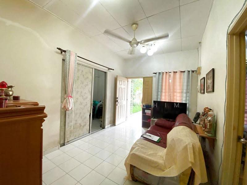 1-storey Terraced House for Sale in Taman Pelangi Semenyih (Semenyih) - Azli Ibrahim - Living Room - PropertyGuru.com.my