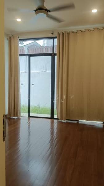 Rumah Berkembar untuk Disewa di Taman Equine (Seri Kembangan) - Christy Chan - Living Room - PropertyGuru.com.my