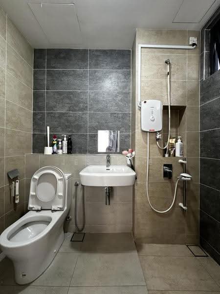 Kediaman Servis untuk Dijual di Setia City Residences - Jess Tee - Bathroom - PropertyGuru.com.my