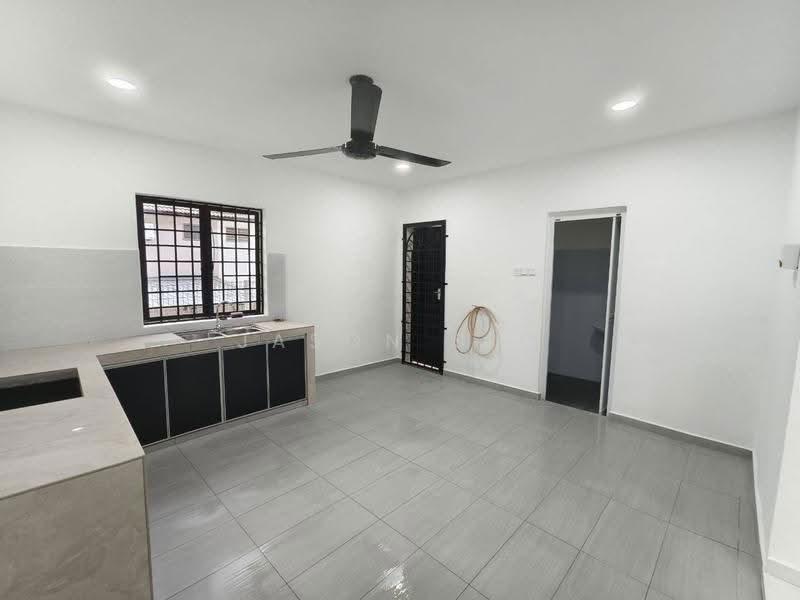 Rumah Teres 2-Tingkat untuk Dijual di Taman Bukit Kempas (Tampoi) - Jason Sim - Kitchen - PropertyGuru.com.my