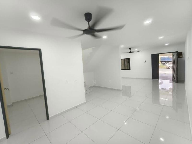 Rumah Teres 2-Tingkat untuk Dijual di Taman Bukit Kempas (Tampoi) - Jason Sim - Living Room - PropertyGuru.com.my