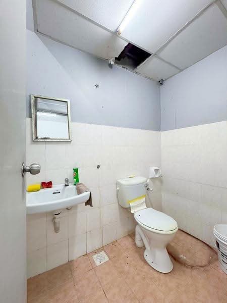 Shop / Office for Rent in Taman Austin Perdana (Tebrau) - Stella Chia - Bathroom - PropertyGuru.com.my