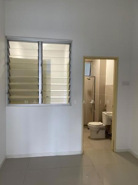 Rumah Teres untuk Dijual di Bandar Country Homes (Rawang) - Najah Kadir - Bathroom - PropertyGuru.com.my