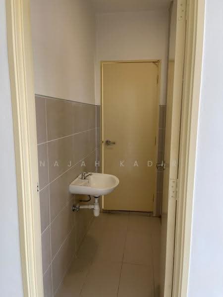 Rumah Teres untuk Dijual di Bandar Country Homes (Rawang) - Najah Kadir - Bathroom - PropertyGuru.com.my