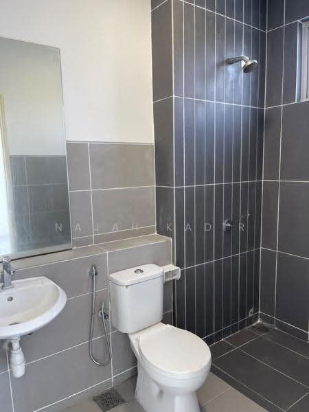 Rumah Teres untuk Dijual di Bandar Country Homes (Rawang) - Najah Kadir - Bathroom - PropertyGuru.com.my