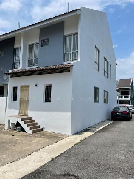 Rumah Teres untuk Dijual di Bandar Country Homes (Rawang) - Najah Kadir - Exterior - PropertyGuru.com.my