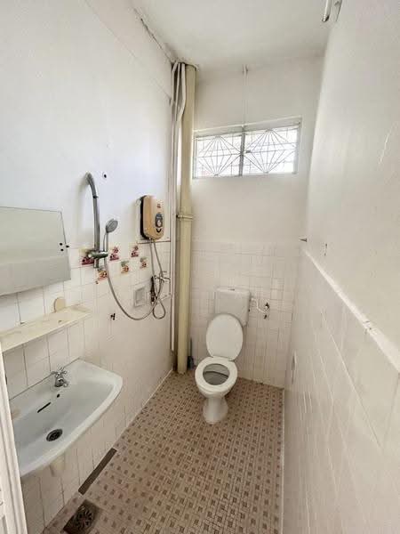 Semi-Detached House for Sale in Taman Serene (Johor Bahru) - Yik Tat - Bathroom - PropertyGuru.com.my