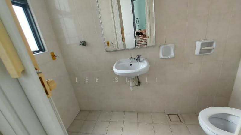 Kondominium untuk Disewa di Nautica Lake Suites - Lee Su Li - Maid Bathroom - PropertyGuru.com.my