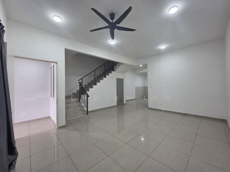 Rumah Teres untuk Disewa di Bandar Putra Kulai (Kulai) - Nicholas Low - Living Room - PropertyGuru.com.my