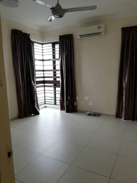 Kondominium untuk Disewa di Cristal Serin Residence - Irsyam Sjatria - Living Room - PropertyGuru.com.my