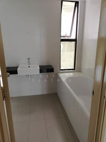 Kondominium untuk Disewa di Cristal Serin Residence - Irsyam Sjatria - Bathroom - PropertyGuru.com.my