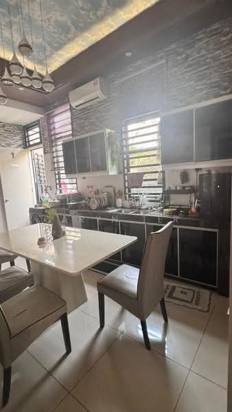 Cluster House for Sale in Bandar Cemerlang (Ulu Tiram) - Caryn Ter - Kitchen - PropertyGuru.com.my