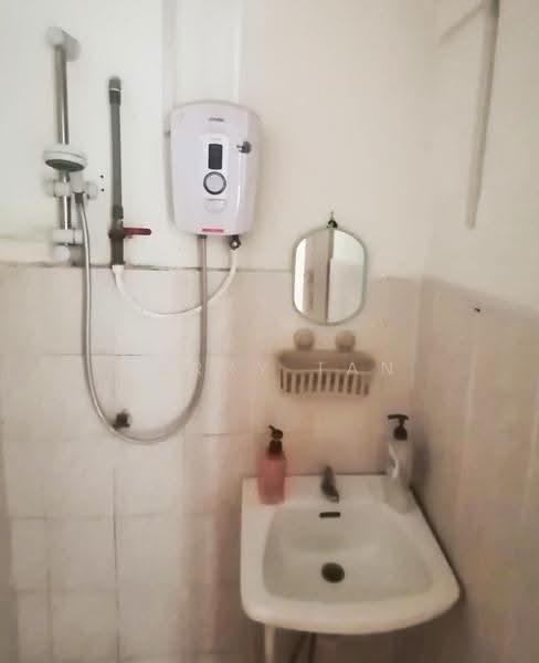 Rumah Flat untuk Disewa di Desa Putra - Jerry Tan - Bathroom - PropertyGuru.com.my