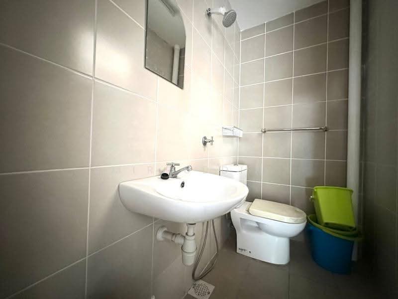 Rumah Bandar untuk Disewa di Bandar Saujana Putra (Tanjong Duabelas) - Amirruddin . - Bathroom - PropertyGuru.com.my