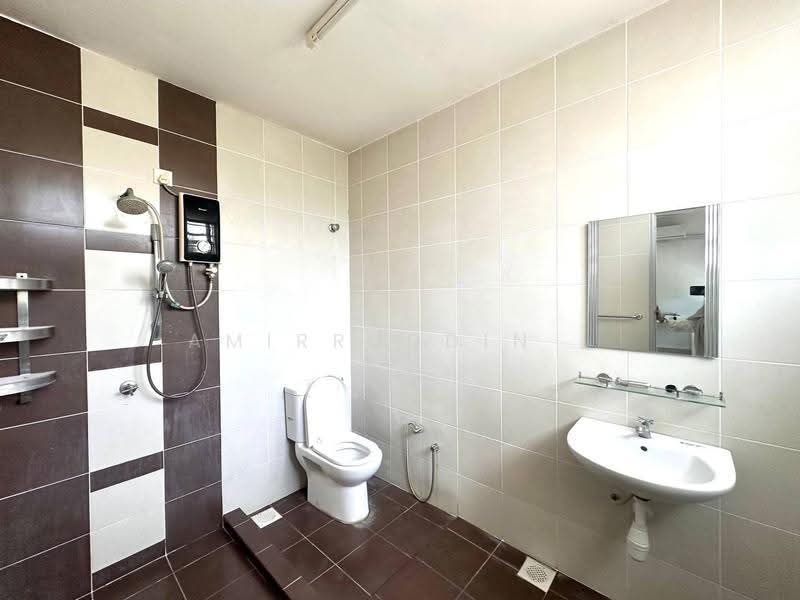 Rumah Bandar untuk Disewa di Bandar Saujana Putra (Tanjong Duabelas) - Amirruddin . - Bathroom - PropertyGuru.com.my