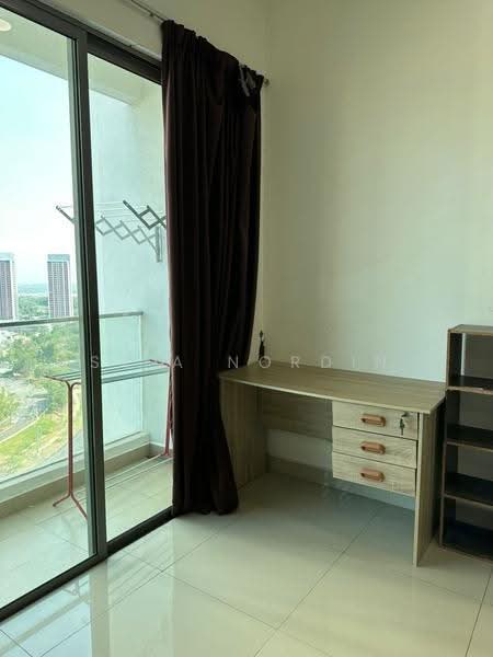 Kediaman Servis untuk Dijual di Cybersquare - Sa'a Nordin - Balcony - PropertyGuru.com.my
