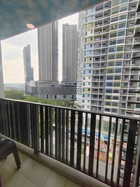 Kediaman Servis untuk Disewa di i-SOHO @ i-City - Kelly Hu - Balcony - PropertyGuru.com.my