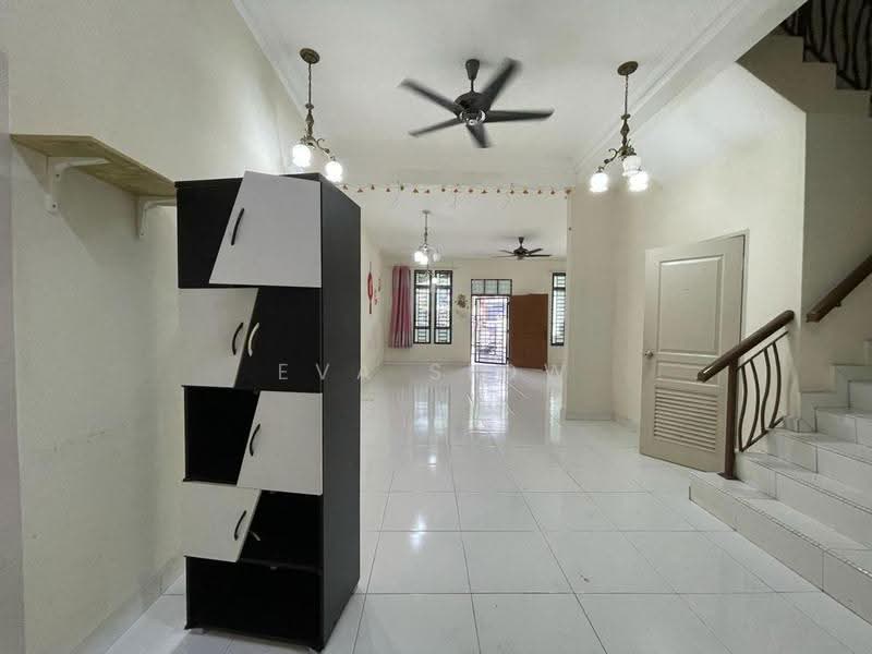 Rumah Teres 2-Tingkat untuk Disewa di Taman Damansara Aliff (Tampoi) - Eva Siow - Living Room - PropertyGuru.com.my