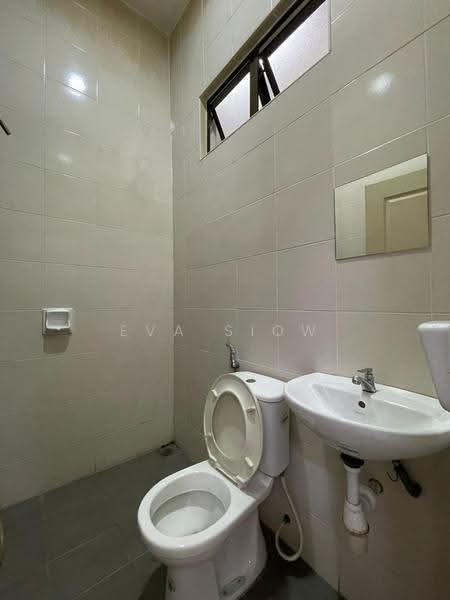 Rumah Teres 2-Tingkat untuk Disewa di Taman Damansara Aliff (Tampoi) - Eva Siow - Bathroom - PropertyGuru.com.my